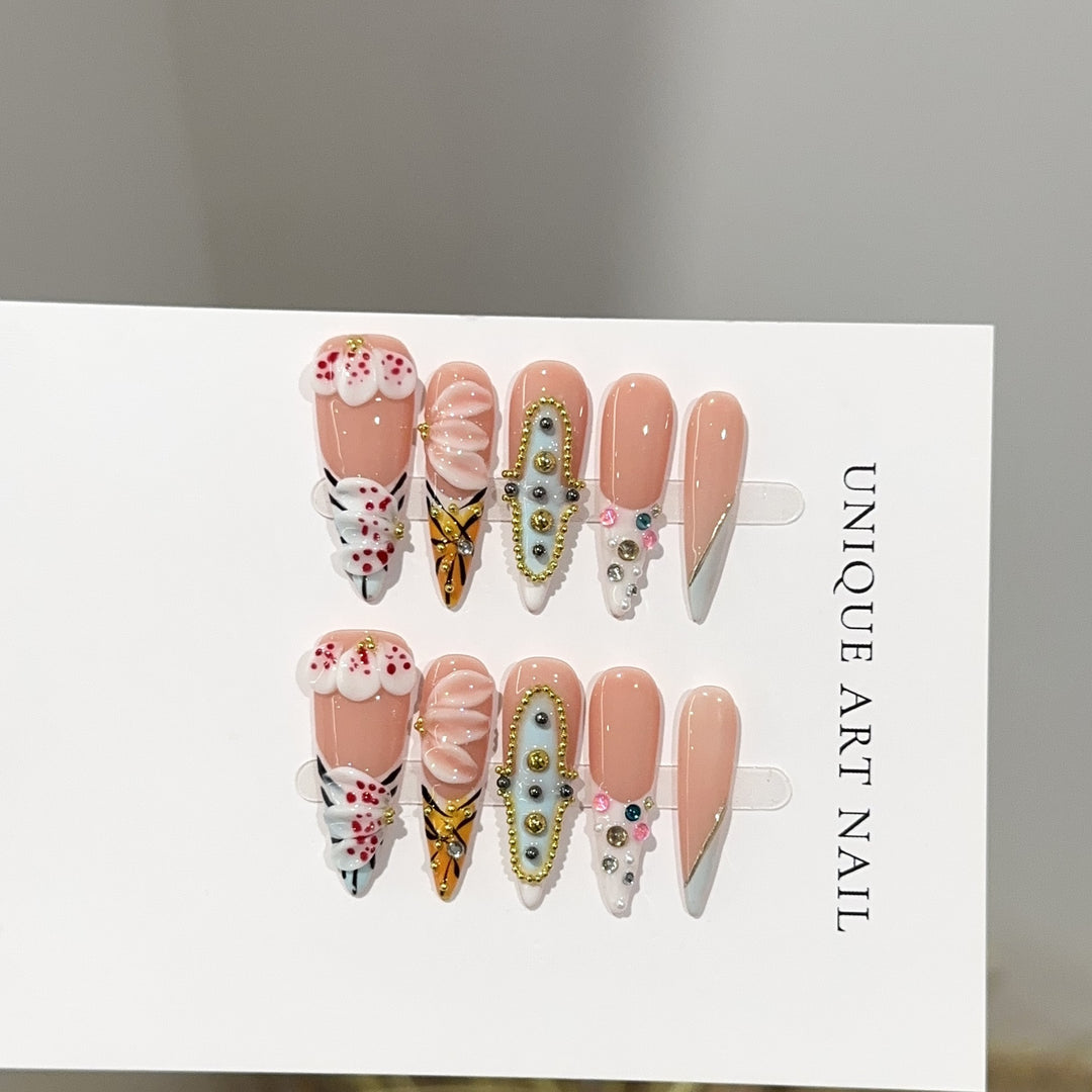 Künstlerische Press-On Nageldesigns