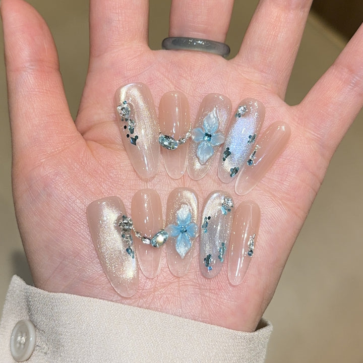 Kunstnägel mit Einzigartigem Blumigen Design und Glitzerakzenten Karnz