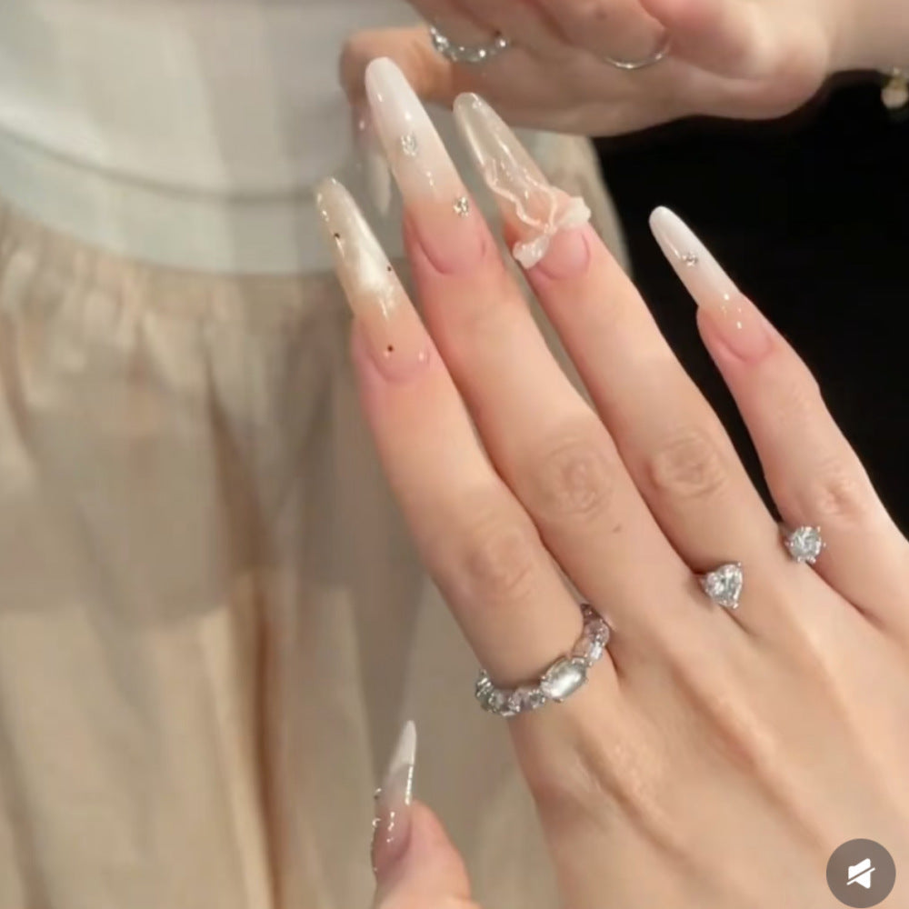 Künstlerische Stiletto Press-On Nail Set mit dekorativen Akzenten Karnz