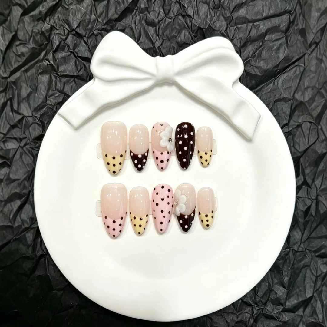 Verspieltes Tupfen Press-On Nagelset