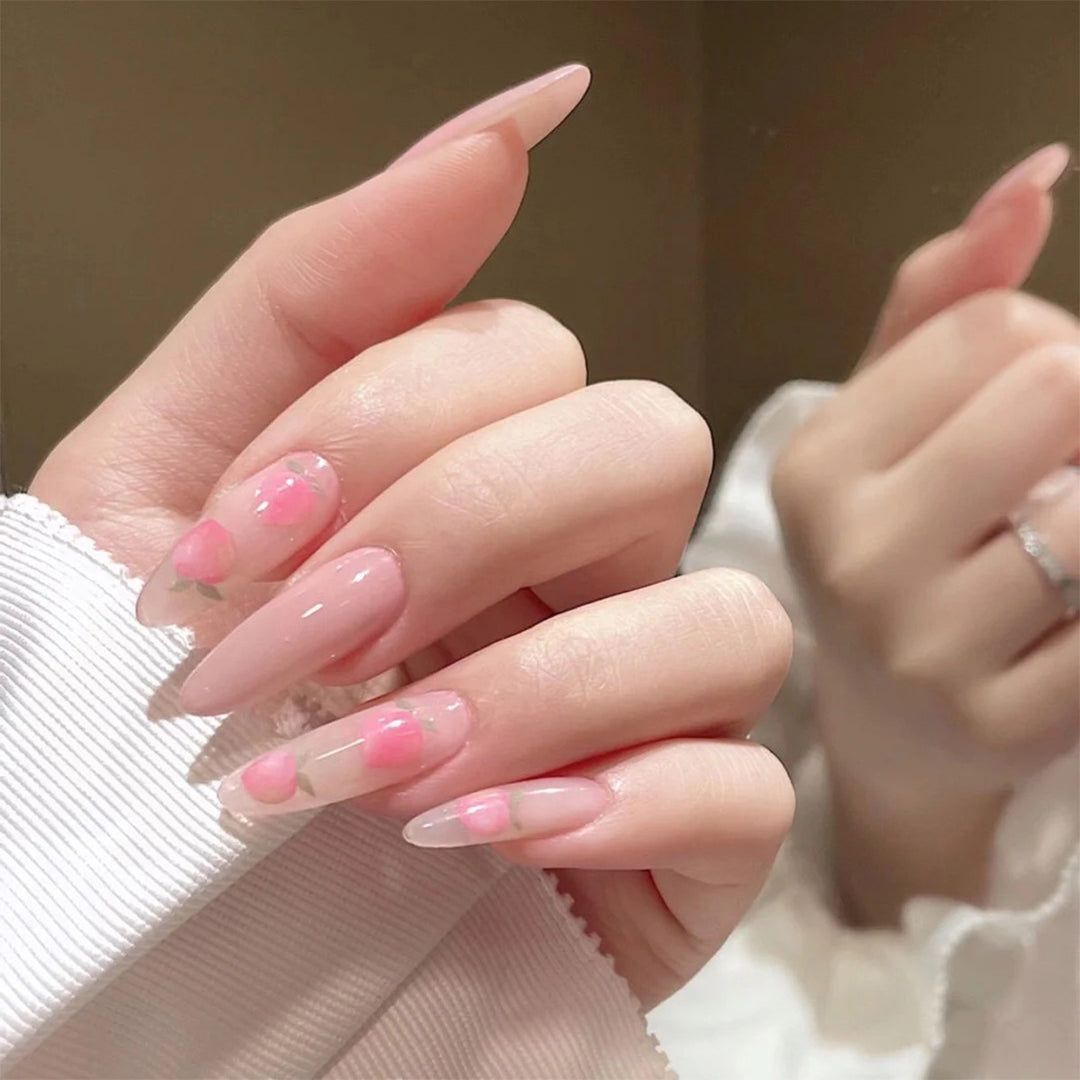 Elegante Kunstnägel mit filigranem Rosendesign Karnz