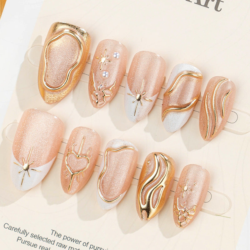 Kunstnagelset mit luxuriösen Goldakzenten Karnz
