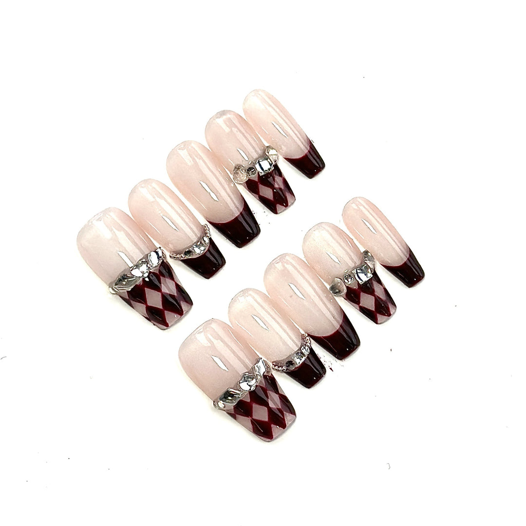 Künstlerisches Press-On Nagelset mit eleganten Schmuckakzenten