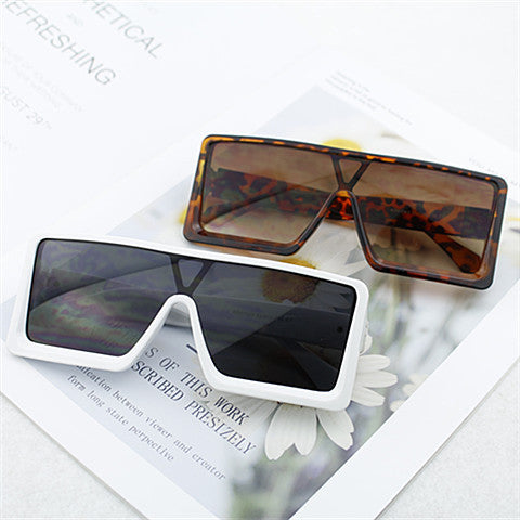 Damen Oversized Sonnenbrille im avantgardistischen Design Karnz