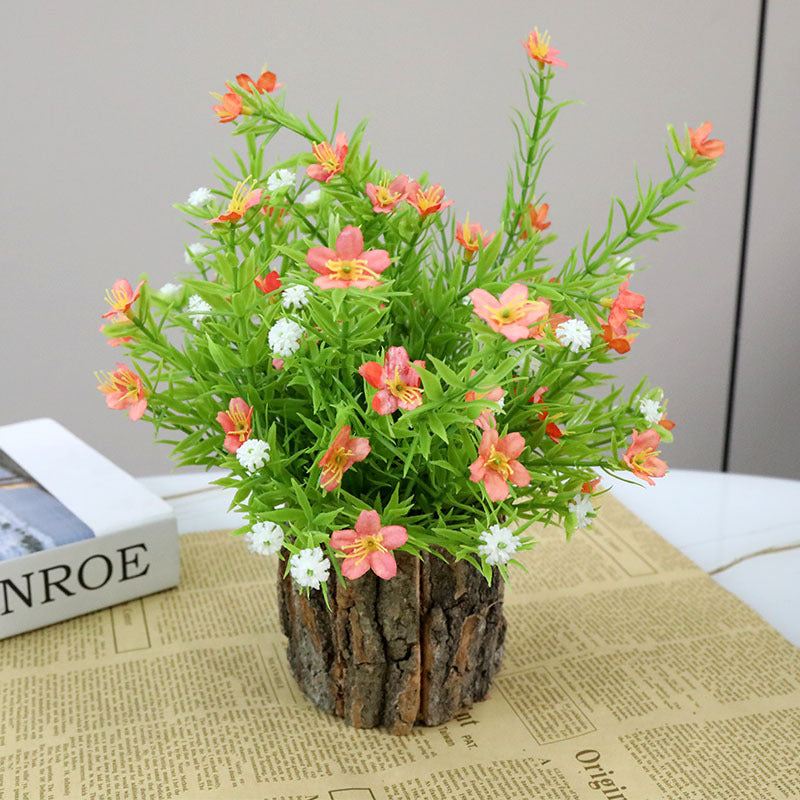 Lebensnahe florale Anordnung mit rustikalem Holztopf