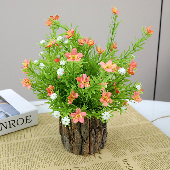Lebensnahe florale Anordnung mit rustikalem Holztopf