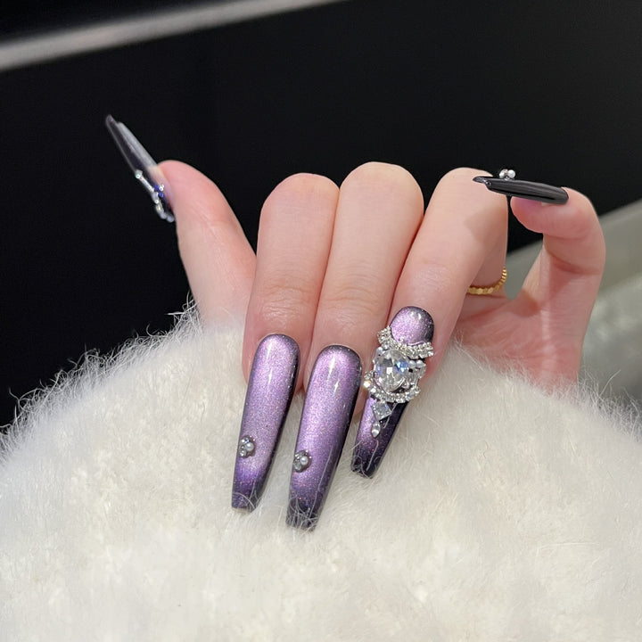 Dekoratives Press-On Nagelkunst-Set mit Edelsteinakzenten Karnz