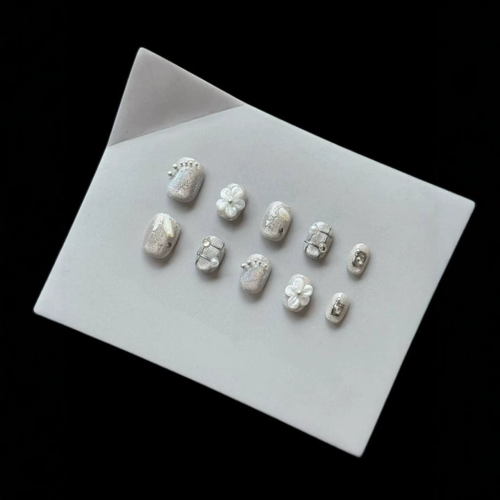 Elegantes Druck-On-Nagelkunst-Set mit funkelnden Blumendesigns
