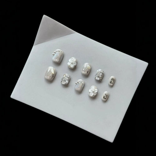 Elegantes Druck-On-Nagelkunst-Set mit funkelnden Blumendesigns