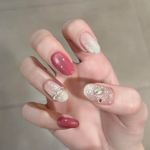 Glamouröse Nagelkunstverlängerungen mit dekorativen Akzenten