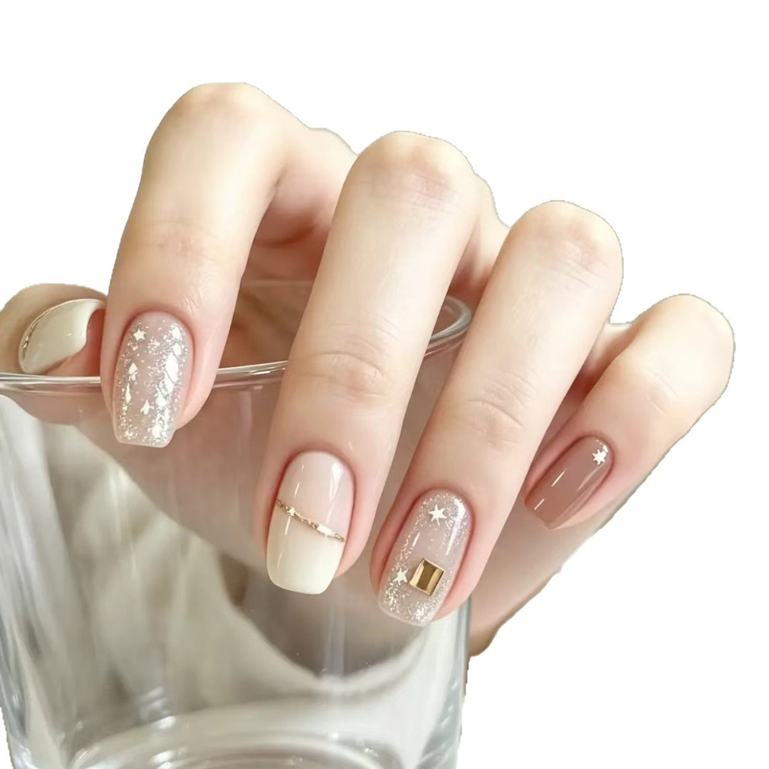 Glitzernde Nagelkunstverlängerungen