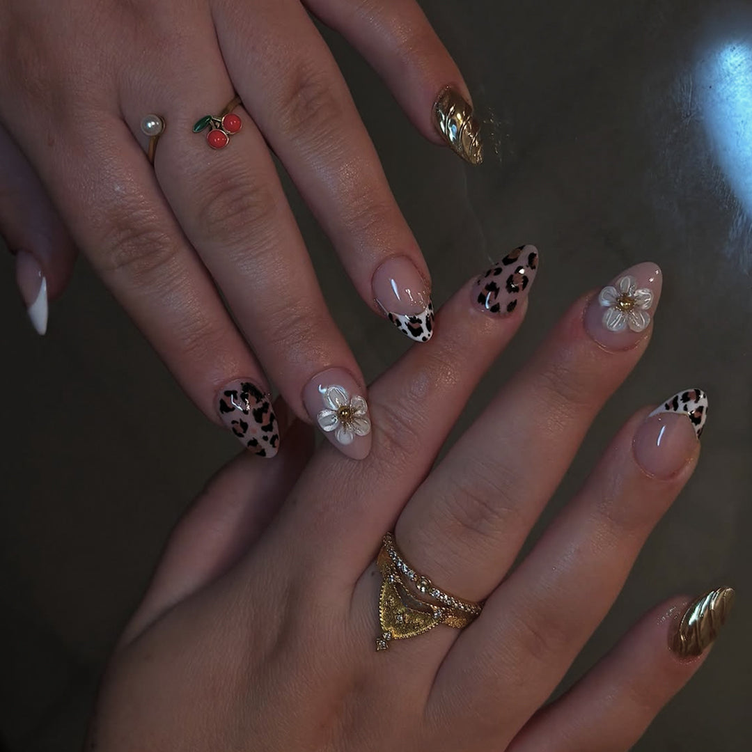 Kreatives Kunstnagelset mit floralen und tierischen Akzenten Karnz