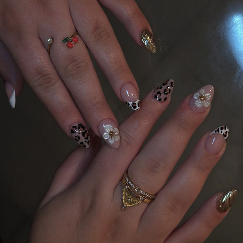 Kreatives Kunstnagelset mit floralen und tierischen Akzenten Karnz