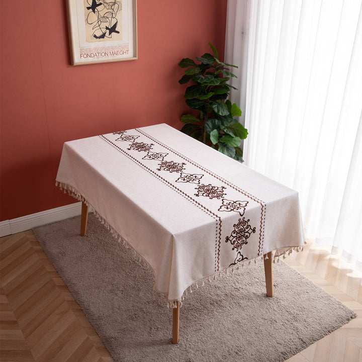 Elegante bestickte Tischdecke