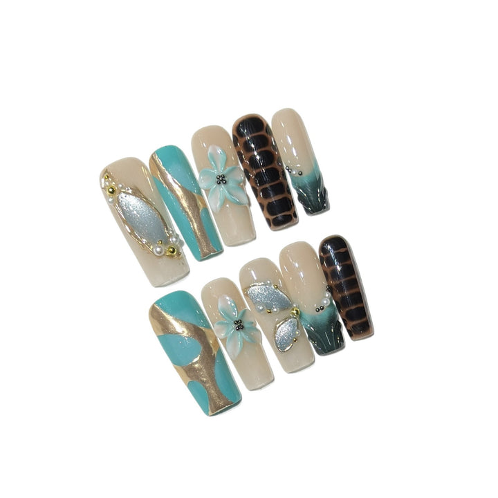 Künstlerisches Press-On Nagelkunstset mit floralen und geometrischen Designs Karnz
