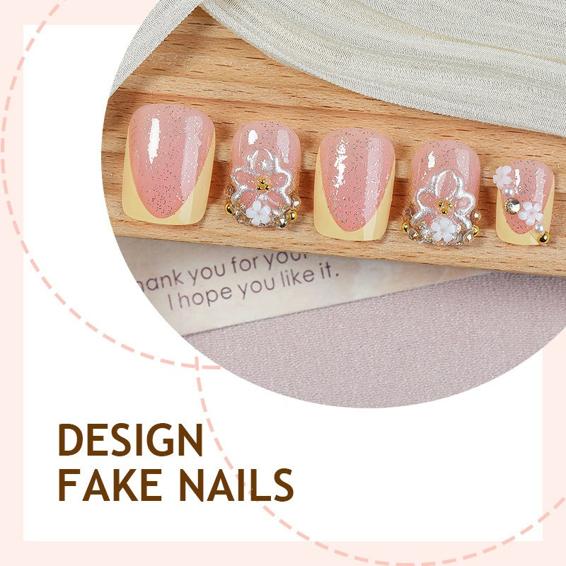 Kunstnagelset mit floralem Design und glamourösen Verzierungen Karnz