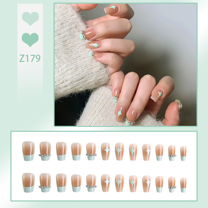 Kunstnagelset mit eleganten geometrischen Verzierungen Karnz