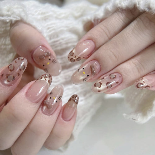 Kreative Nagelkunst mit niedlichem Katzenmotiv und Glitzerakzenten Karnz