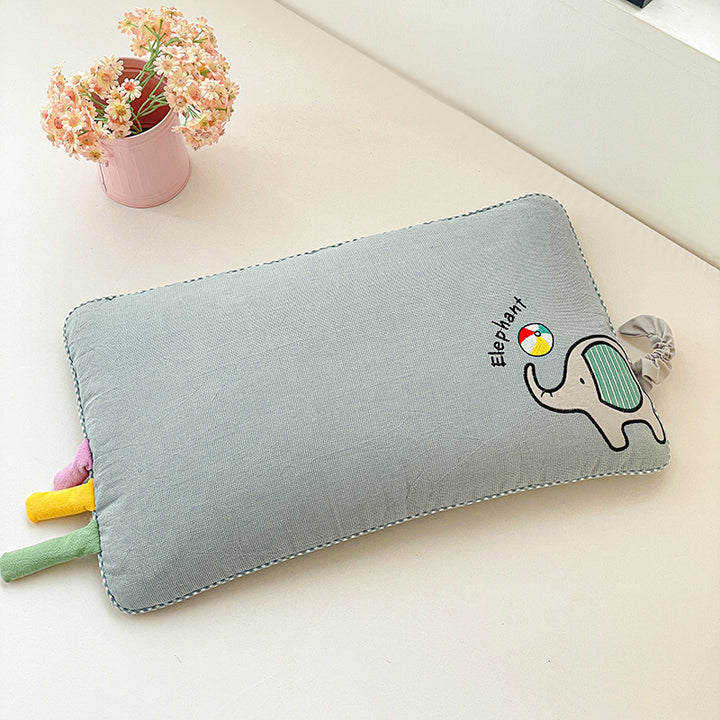 Kinderkissen mit niedlicher Hasenstickerei und Pompon-Schwanz