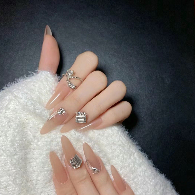 Glamouröse und Elegante Kunstnägel mit Kristallakzenten Karnz