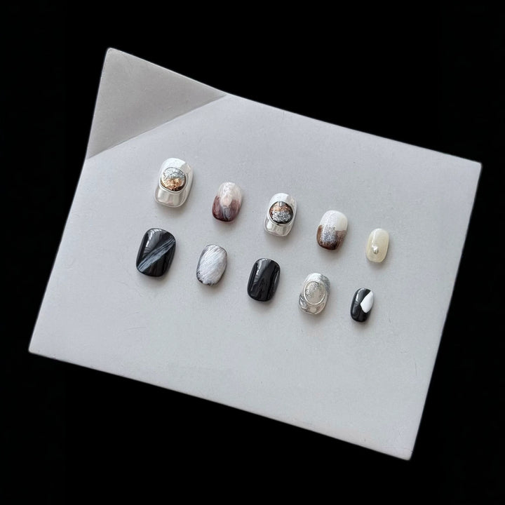 Künstlerisches Press-On Nagel-Set mit eleganten Designs