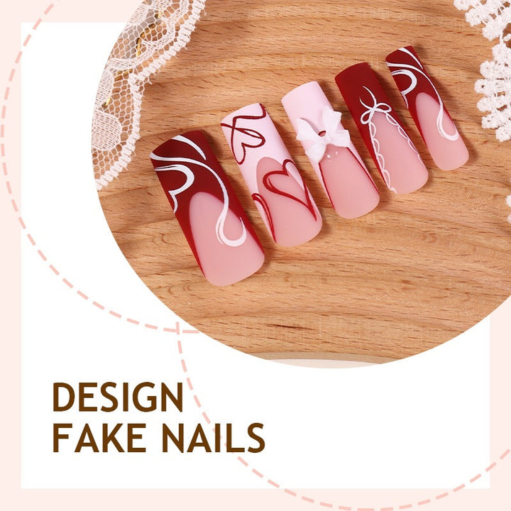 Kunstnagelset mit romantischen Herzmotiven und eleganten Designs Karnz