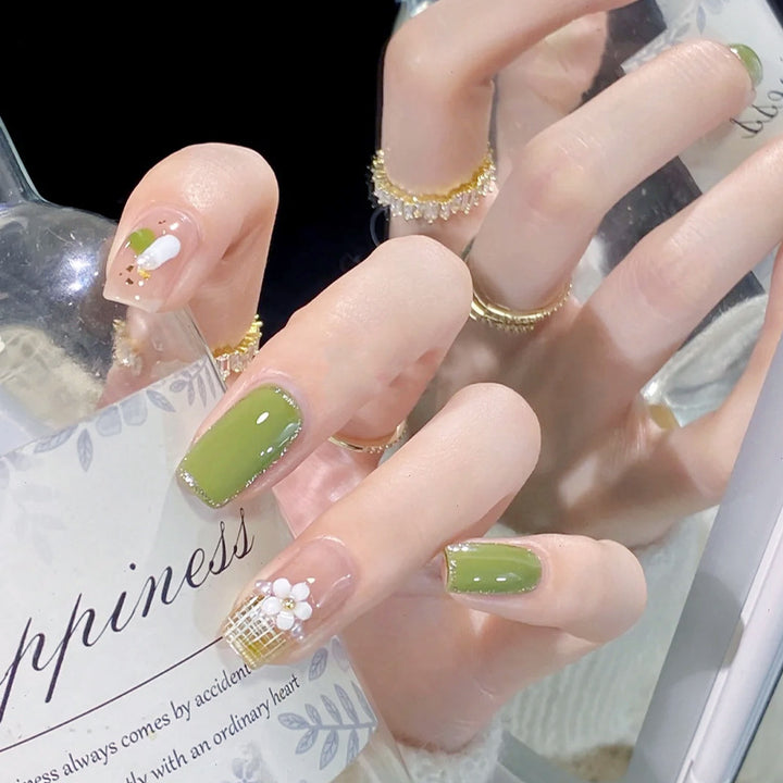 Kunstnagelset mit eleganten handgefertigten Designs Karnz