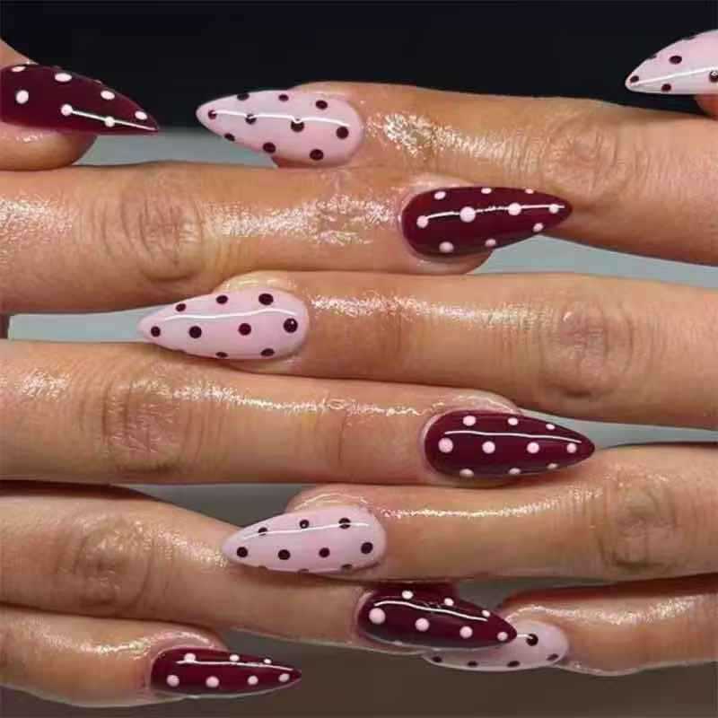 Kunstnagelset mit verspieltem Punkte-Design und eleganten Akzenten Karnz