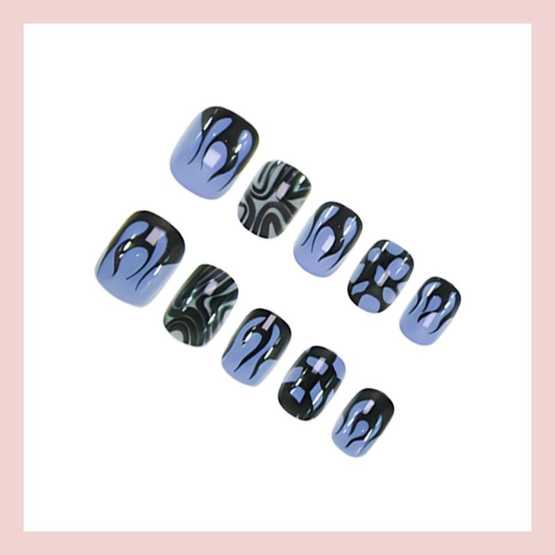 Kunstnagelset mit auffälligen geometrischen Motiven Karnz