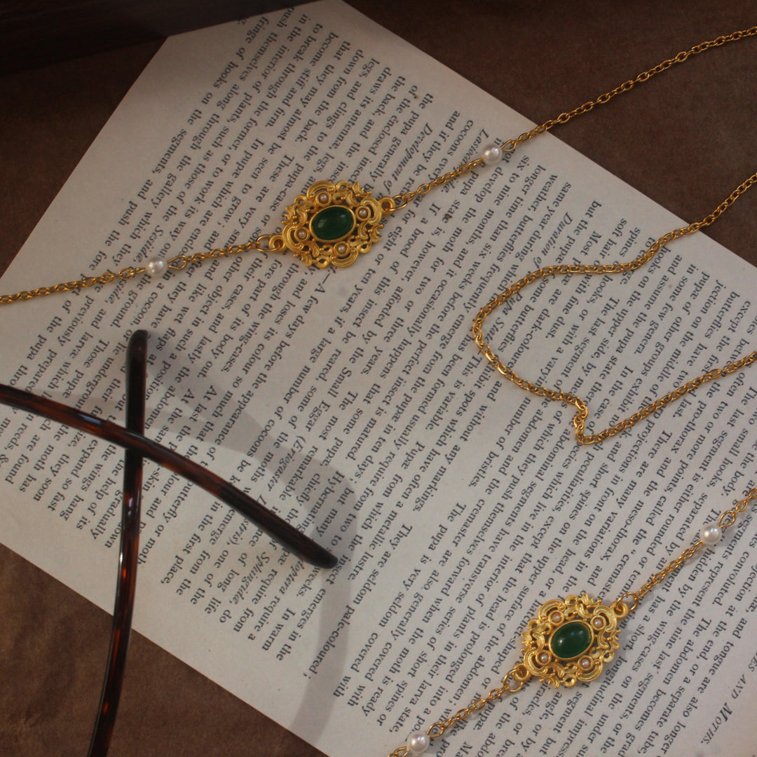 Elegante Schmuckhalterkette mit Perlen und Grüner Steindekoration Karnz