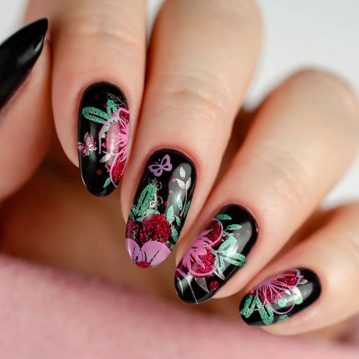 Kunstnägel mit floralen Designs Karnz