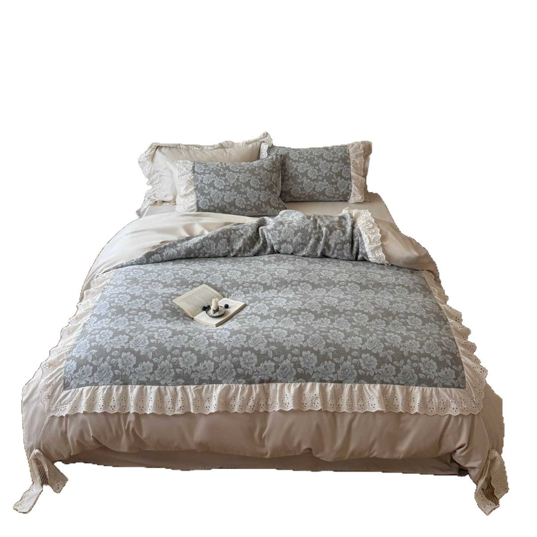 Romantische Bettwäschegarnitur aus Baumwollmix mit floraler Jacquard-Steppung und Spitzenvolant