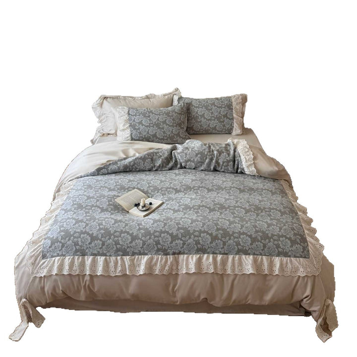 Romantische Bettwäschegarnitur aus Baumwollmix mit floraler Jacquard-Steppung und Spitzenvolant