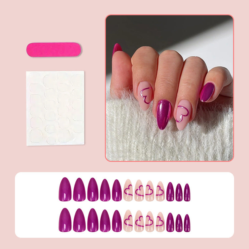 Kunstnagelset mit romantischem Herzdesign und glamourösen Akzenten Karnz