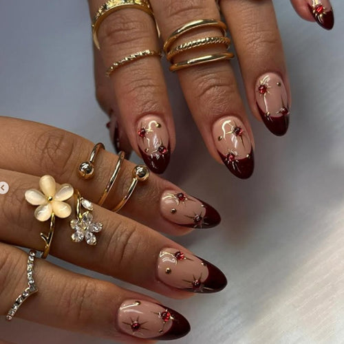 Elegantes Spitzen-Press-On-Nagelset mit dekorativen Akzenten Karnz