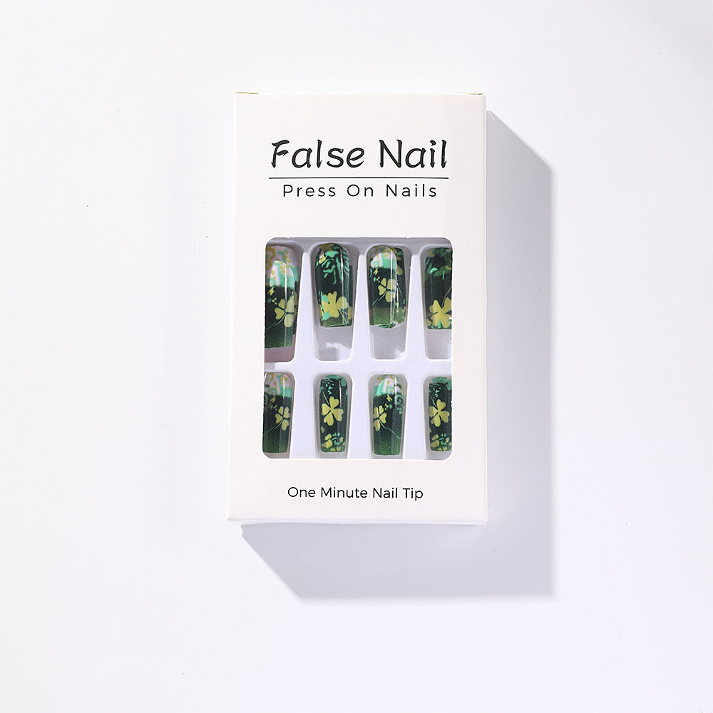 Kunstnägel im botanischen Design Karnz