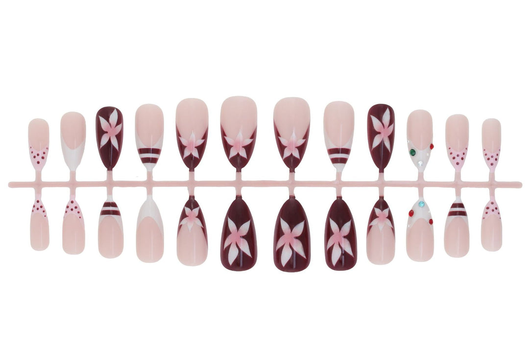Kunstnagelset mit floralem Design und Glitzerakzenten Karnz
