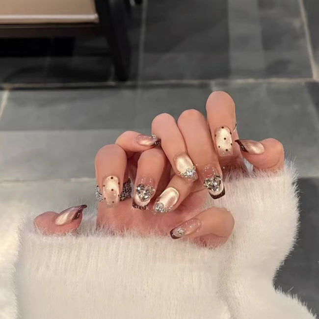 Glamouröses Press-On Nagelart Set mit Herz- und Punktemuster