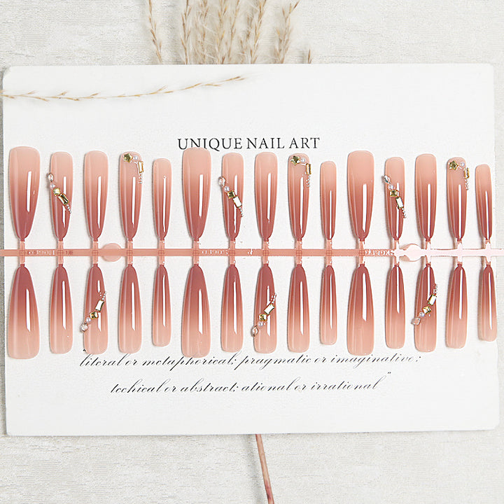 Kunstnagelset mit elegantem Ombre-Effekt und glamourösen Verzierungen Karnz