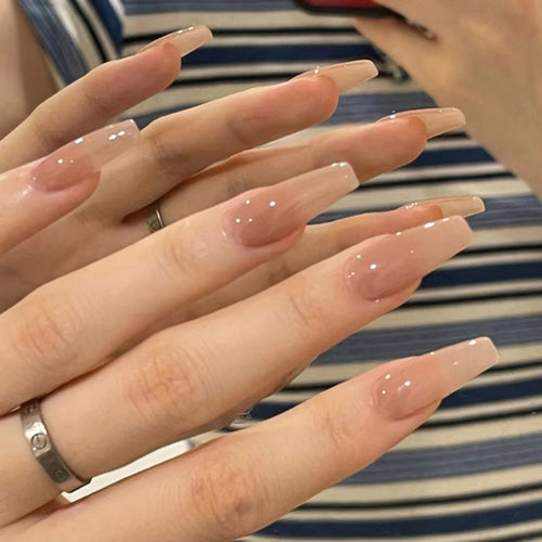 Elegante glänzende Nagelerweiterungen Karnz