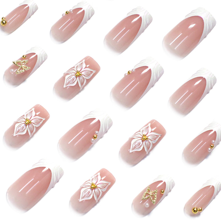 Elegante Kunstnägel mit floralem Design und Goldakzenten Karnz