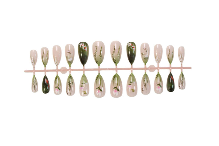 Kunstnagelset mit floralen Designs und eleganten Akzenten Karnz
