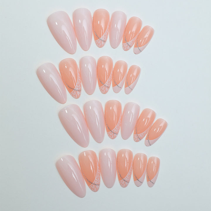 Dekoratives Press-On Nagelset mit stylischen Herz- und Schmuckakzenten Karnz