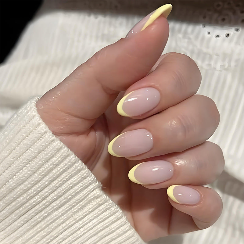 Kunstnagelset mit eleganten French-Spitzen und frischen Farbakzenten Karnz