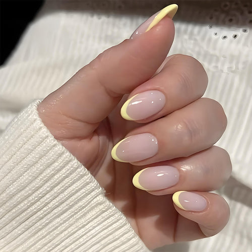 Kunstnagelset mit eleganten French-Spitzen und frischen Farbakzenten Karnz