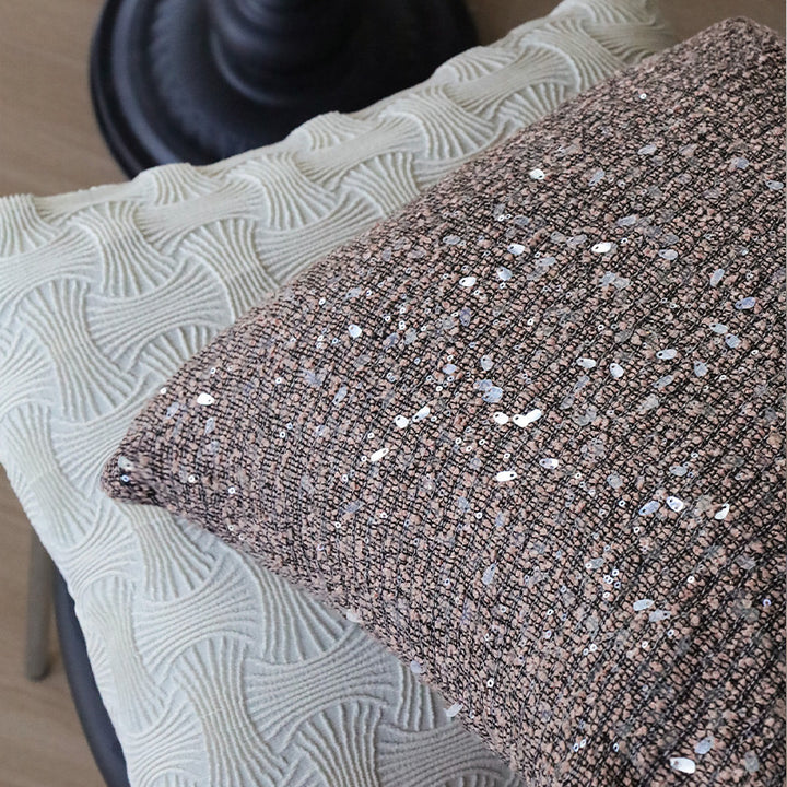 Quadratischer Luxus-Kissenbezug mit glitzernden Pailletten und texturierter Bouclé‑Webung Karnz