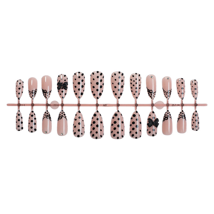 Kreatives Kunstnagelset mit eleganten Punkten und Schleifenverzierungen Karnz
