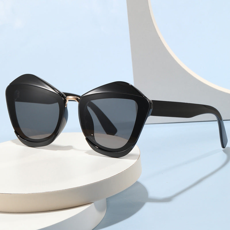 Damen auffällige Designer-Sonnenbrille mit extravagantem Rahmen Karnz