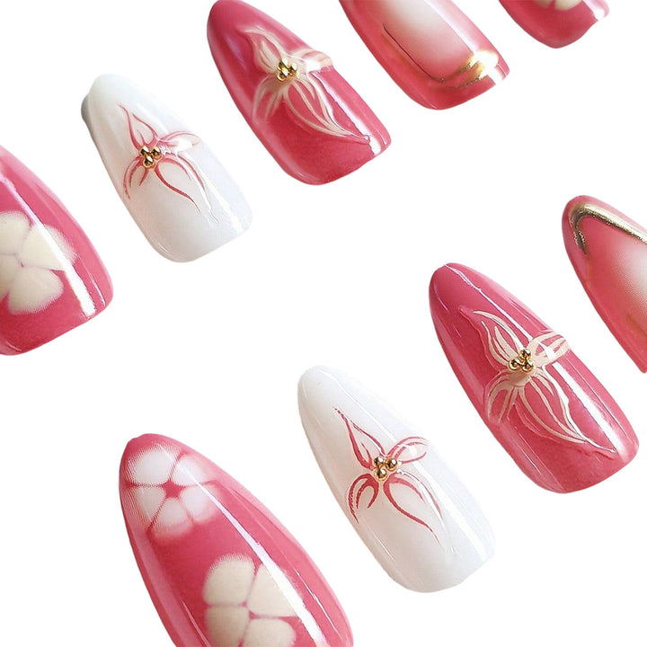 Künstlerisches floral Press-on Nageldesign Karnz