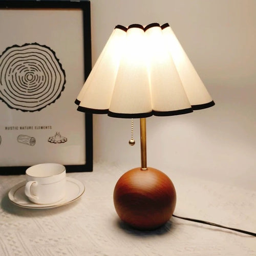 Moderne Tischlampe mit elegantem Schirm